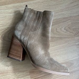 Marc Fisher Oshay Tan Natural Suede Pointed Toe Booties 9 EUC